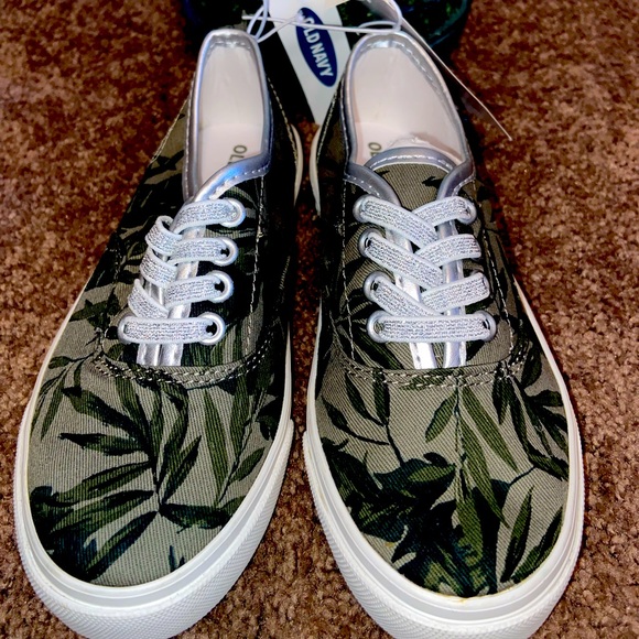 Elastic laced Old Navy Sneakers - Picture 1 of 1